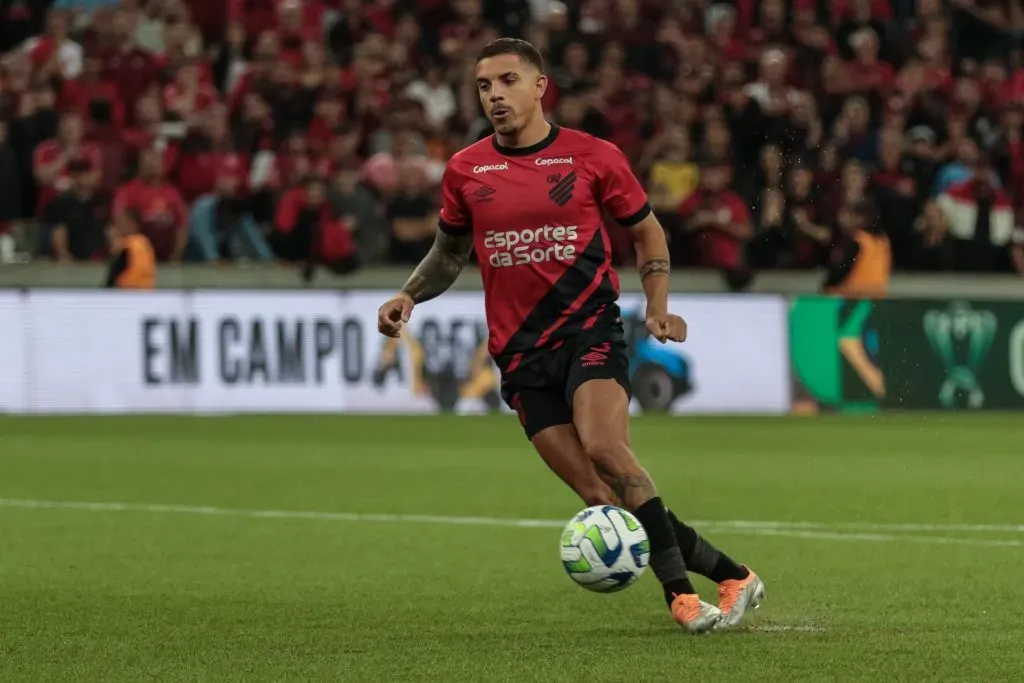 PR – CURITIBA – 25/04/2023 – COPA DO BRASIL 2023, ATHLETICO-PR X CRB – David Terans jogador do Athletico-PR durante partida contra o CRB no estadio Arena da Baixada pelo campeonato Copa do Brasil 2023. Foto: Robson Mafra/AGIF