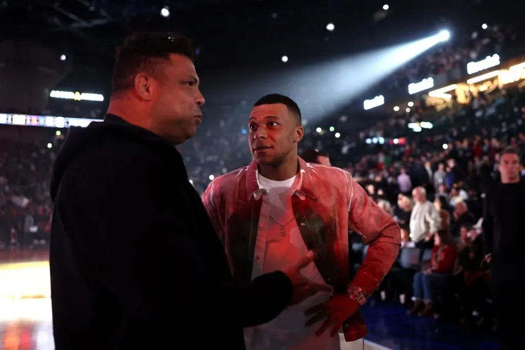 Ronaldo e Mbappé durante partida da NBA, em Paris. Foto: Dean Mouhtaropoulos/Getty Images