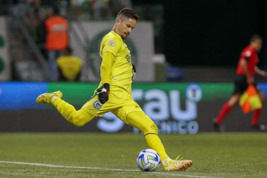 Tadeu enfrentando o Palmeiras (Photo by Miguel Schincariol/Getty Images)