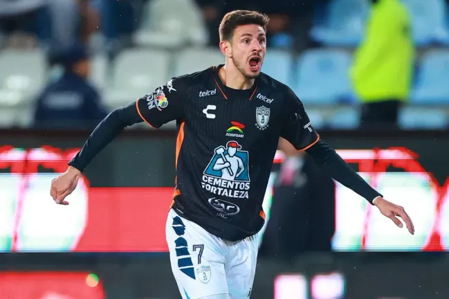 PACHUCA, MÉXICO – OUTUBRO 28: Lucas Di Yorio, do Pachuca, comemora após marcar o primeiro gol da equipe durante a partida da 14ª rodada entre Pachuca e Puebla como parte do Torneo Apertura 2023 Liga MX no Estádio Hidalgo em 28 de outubro de 2023 em Pachuca, México. (Foto: Hector Vivas/Getty Images)