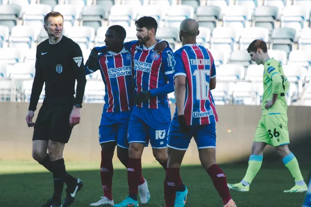 Everaldo busca o empate para o Bahia, na Inglaterra. Foto: Flickr Oficial EC Bahia/Letícia Martins