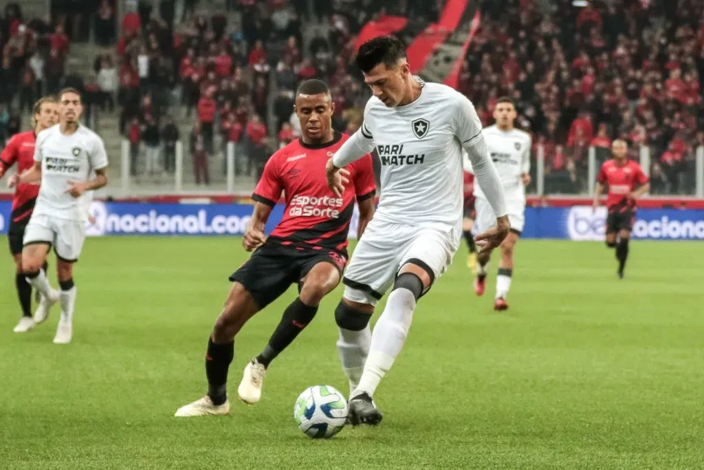 Víctor Cuesta durante partida contra o Athletico Paranaense. Foto: Robson Mafra/AGIF