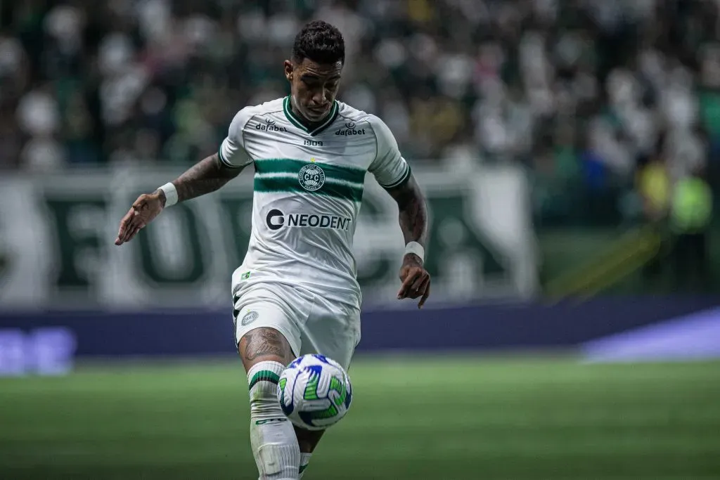 Alef Manga em ação pelo Coritiba. Foto: Isabela Azine/AGIF