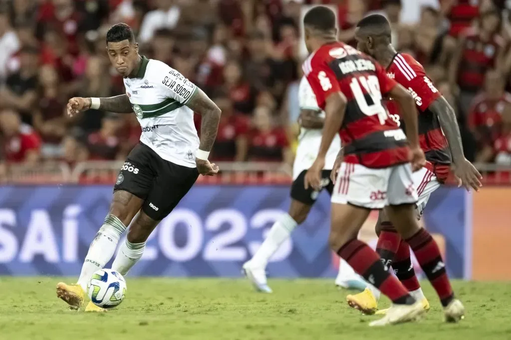 Alef Manga em partida contra o Flamengo. Foto: Jorge Rodrigues/AGIF