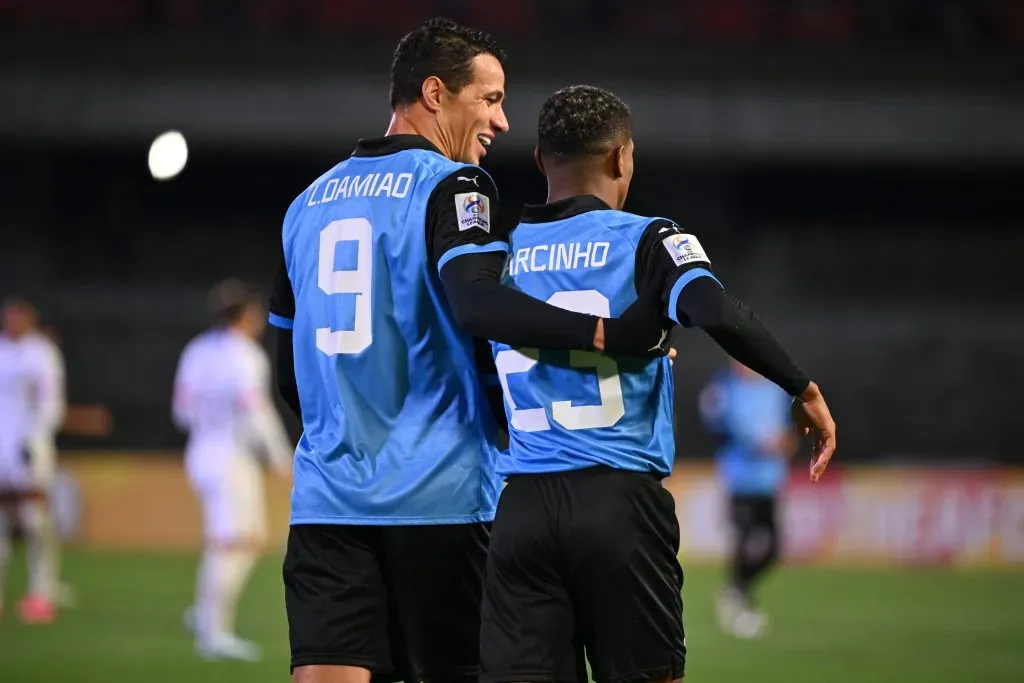 Leandro Damião e Marcinho celebram gol pelo Kawasaki Frontale. (Photo by Kenta Harada/Getty Images)