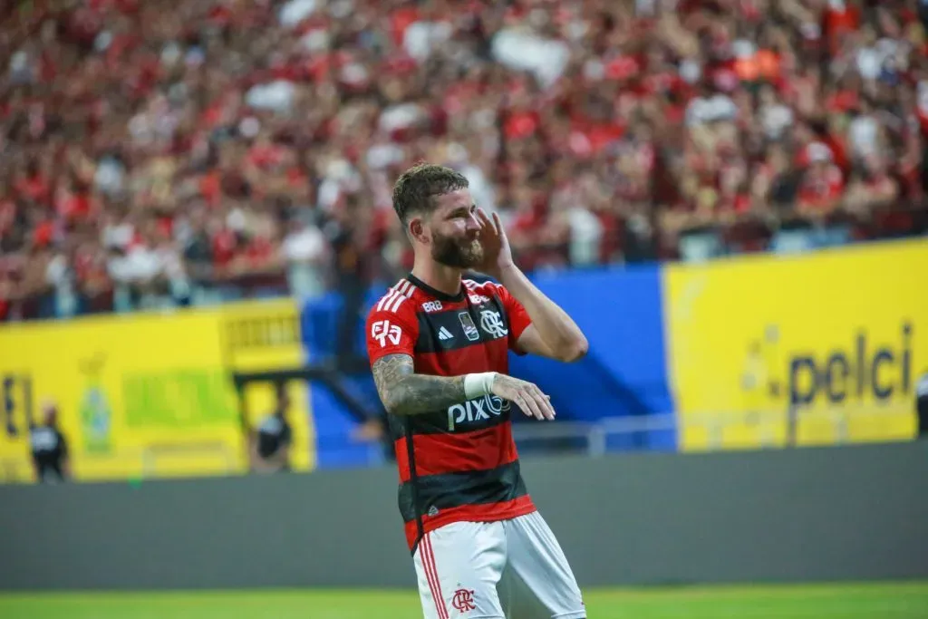 Léo Pereira após marcar primeiro gol – Foto: Antonio Pereira/AGIF