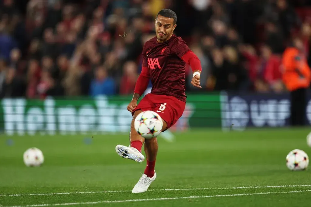 Thiago Alcântara aquecendo antes da UEFA Champions League. (Photo by Clive Brunskill/Getty Images)