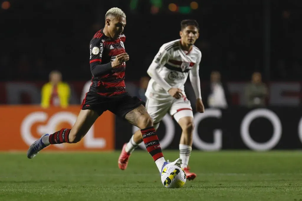 Matheuzinho em ação contra o São Paulo. (Photo by Ricardo Moreira/Getty Images)