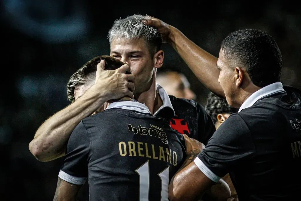 Orellano comemora gol marcado por Capasso contra o Boavista | Foto: Matheus Lima/Vasco.