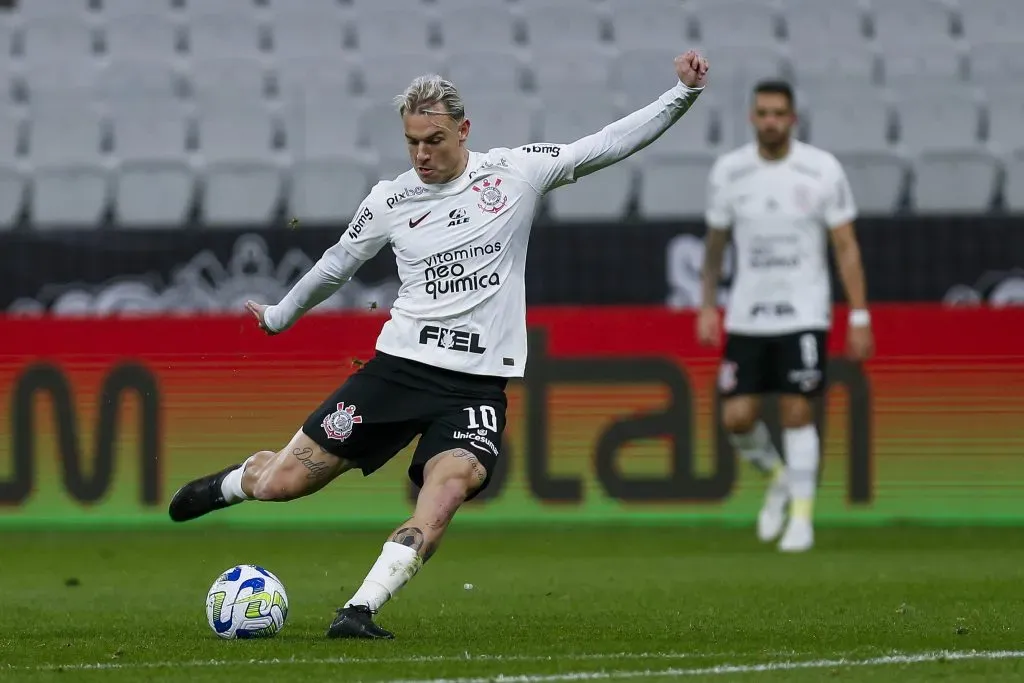 Roger Guedes em ação pelo Corinthians (Photo by Ricardo Moreira/Getty Images)