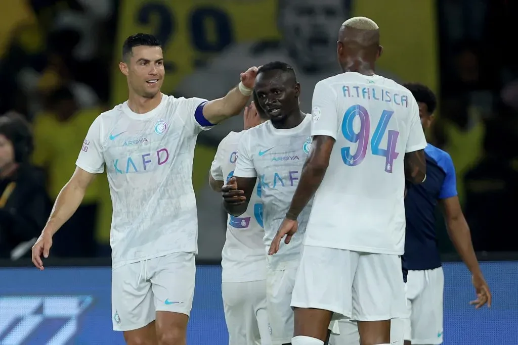 Cristiano Ronaldo ao lado de Sadio Mané e Anderson Talisca. Foto: Yasser Bakhsh/Getty Images