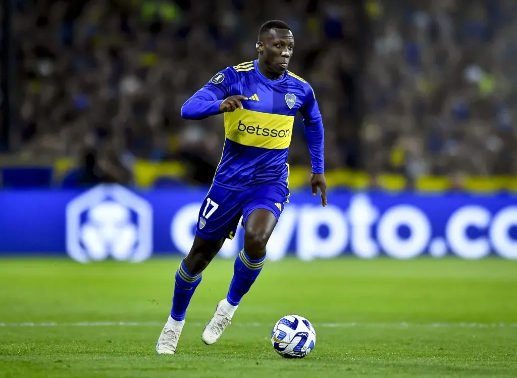Advíncula é alvo do Fla. (Photo by Marcelo Endelli/Getty Images)