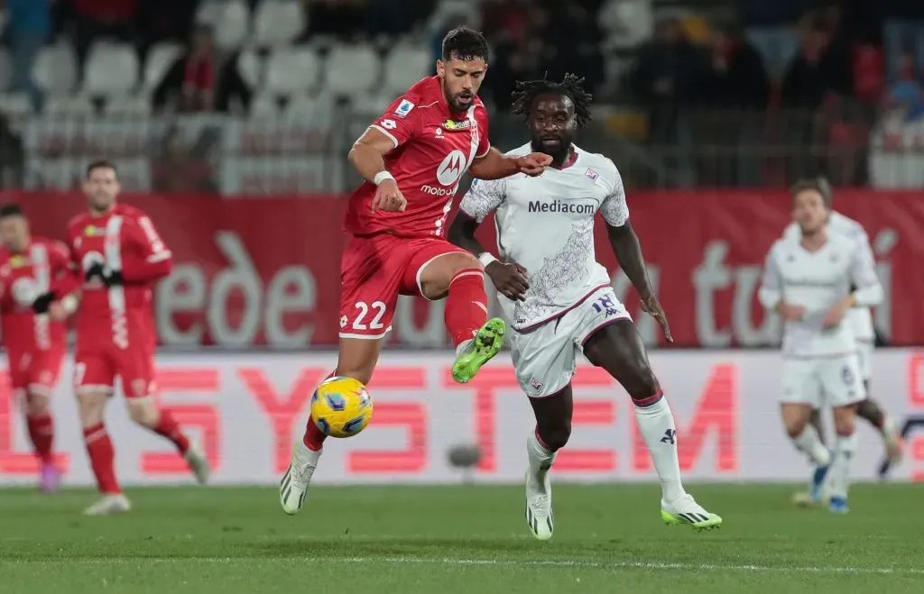 Pablo Marí em partida contra a Fiorentina. (Photo by Emilio Andreoli/Getty Images)