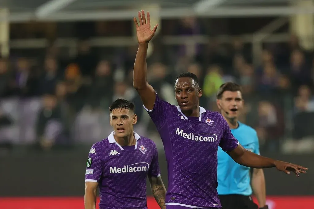 Yerry Fernando Mina González gestures during the match between of ACF Fiorentina . (Photo by Gabriele Maltinti/Getty Images)