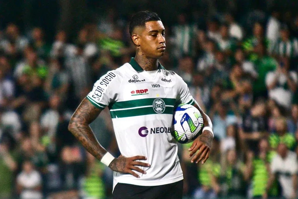 Alef Manga pelo Coritiba. Foto: Gabriel Machado/AGIF