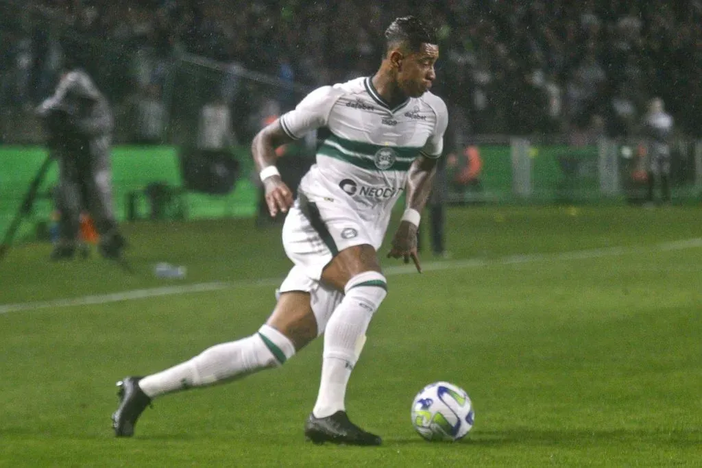 Alef Manga em ação no Couto Pereira. Foto: Gabriel Machado/AGIF