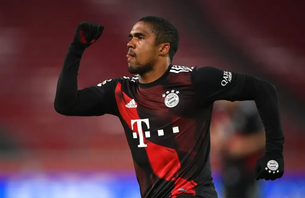 Douglas nos tempos de Bayern (Photo by Matthias Hangst/Getty Images)