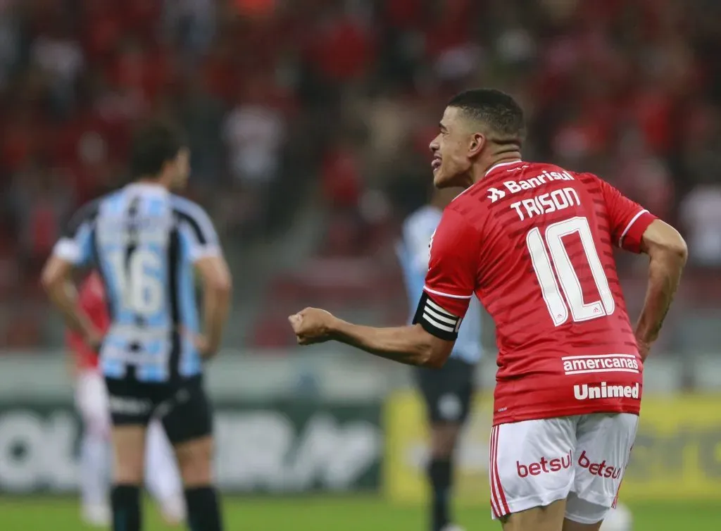 Taison celebrando gol no GreNal. (Photo by Silvio Avila/Getty Images)