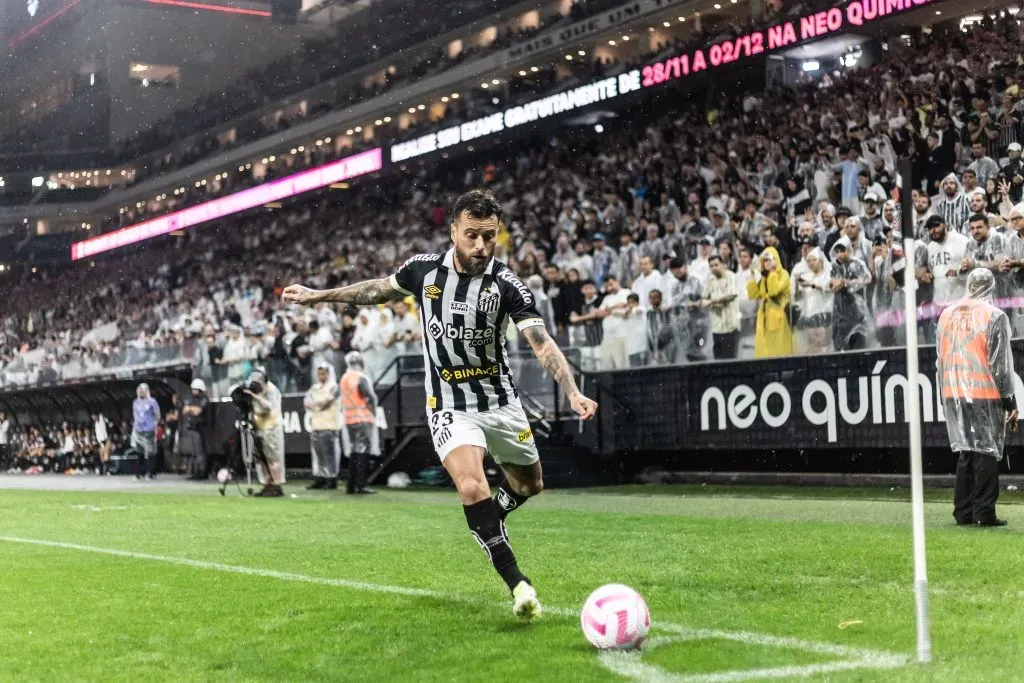 Lucas Lima cobrando escanteio pelo Santos. Foto: Abner Dourado/AGIF