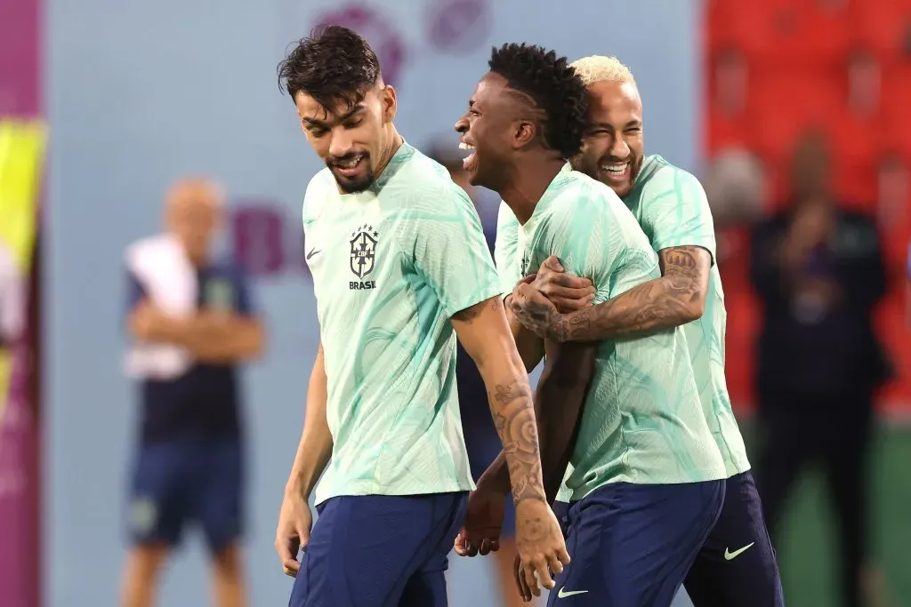Paquetá ao lado de Vini e Neymar (Photo by Alexander Hassenstein/Getty Images)
