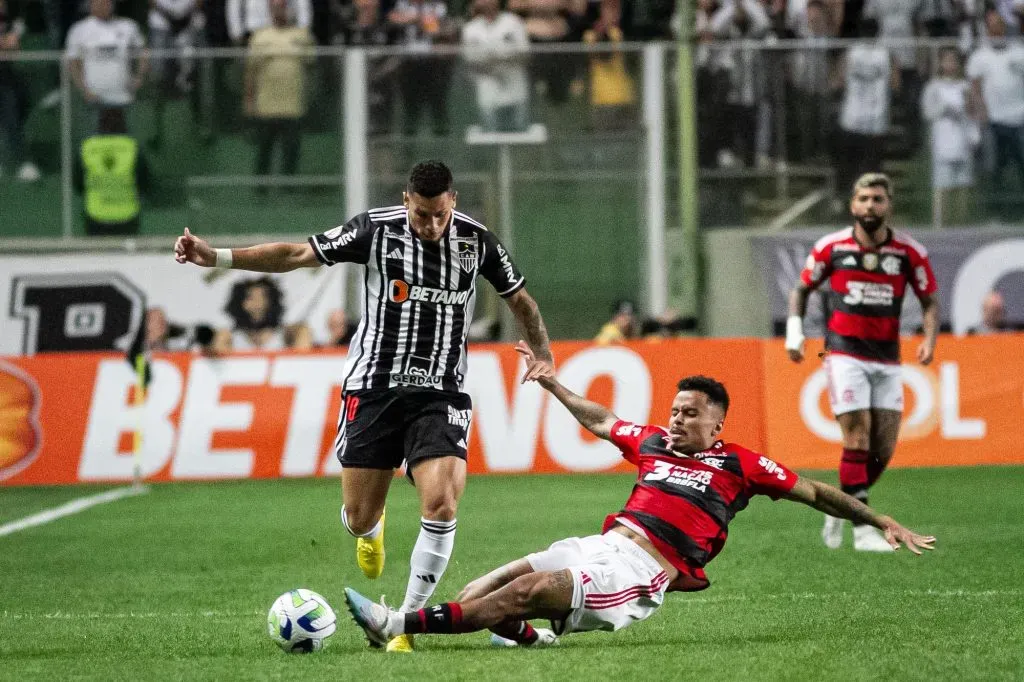 Allan disputando bola com Paulinho, do Atlético-MG. Foto: Fernando Moreno/AGIF