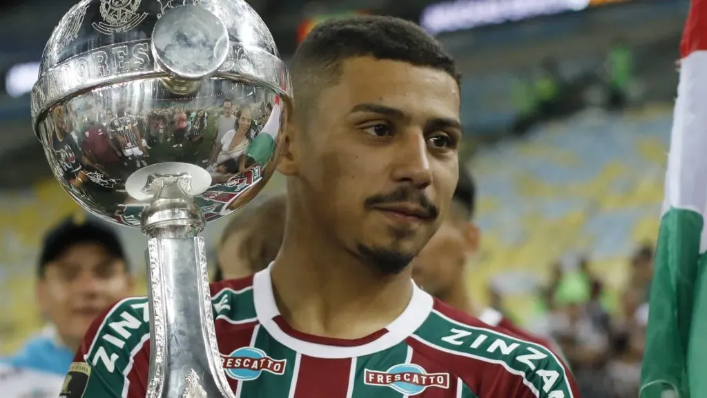 André, do Fluminense, com a taça da Libertadores (Photo by Ricardo Moreira/Getty Images)