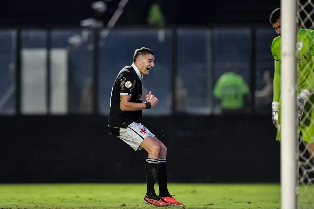 Pablo Vegetti celebrando vitória do Vasco. Foto: Thiago Ribeiro/AGIF