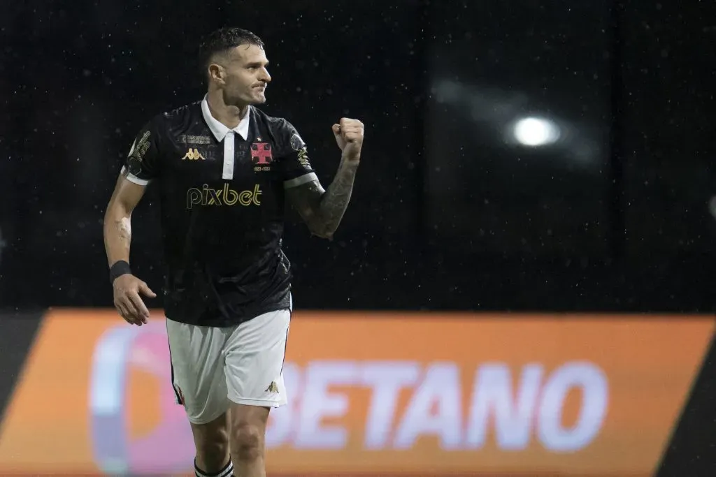 Pablo Veretti comemorando gol pelo Vasco. Foto: Jorge Rodrigues/AGIF