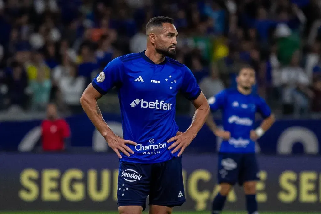 Gilberto com a camisa do Cruzeiro. Foto: Fernando Moreno/AGIF
