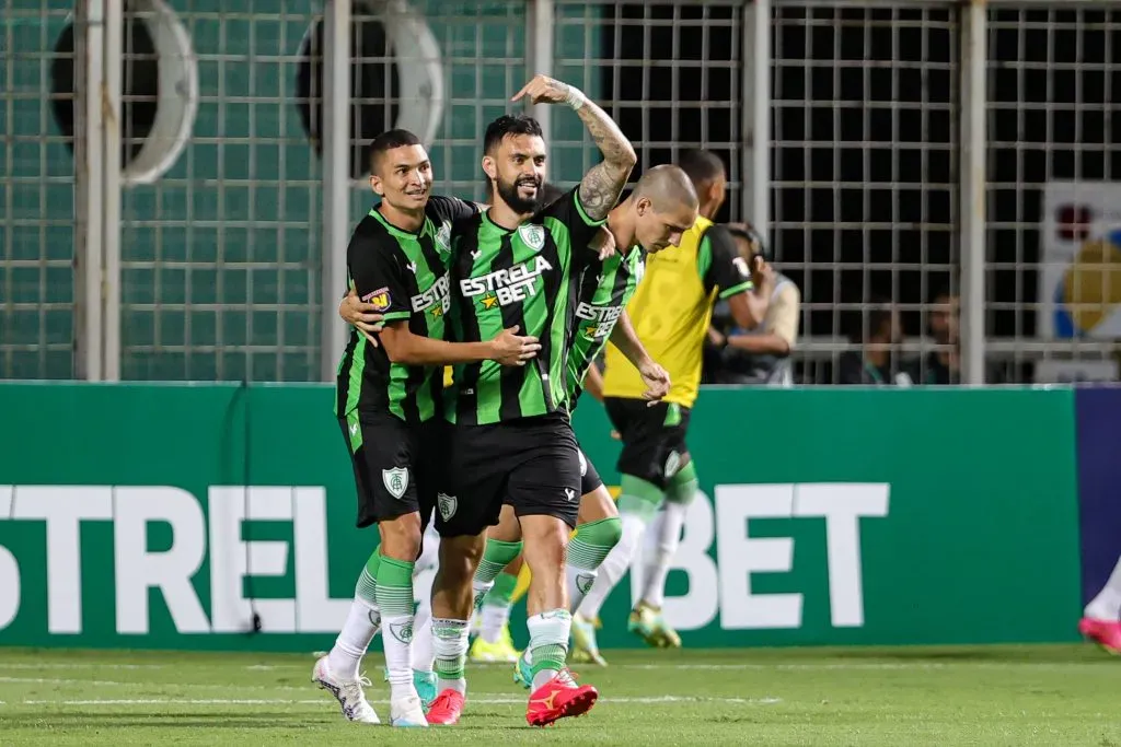 Mastriani comemorando gol do América Mineiro. Foto: Gilson Lobo/AGIF