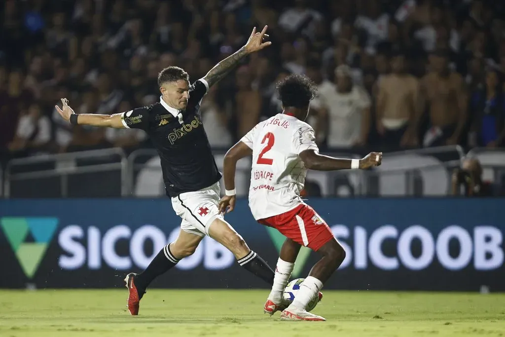 Pablo Vegetti em ação pelo Vasco contra o RB Bragantino. (Photo by Wagner Meier/Getty Images)