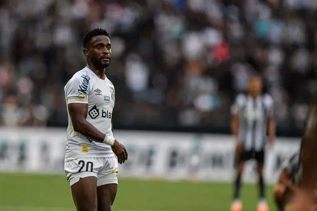 Stiven Mendoza em ação pelo Santos. Foto: Thiago Ribeiro/AGIF