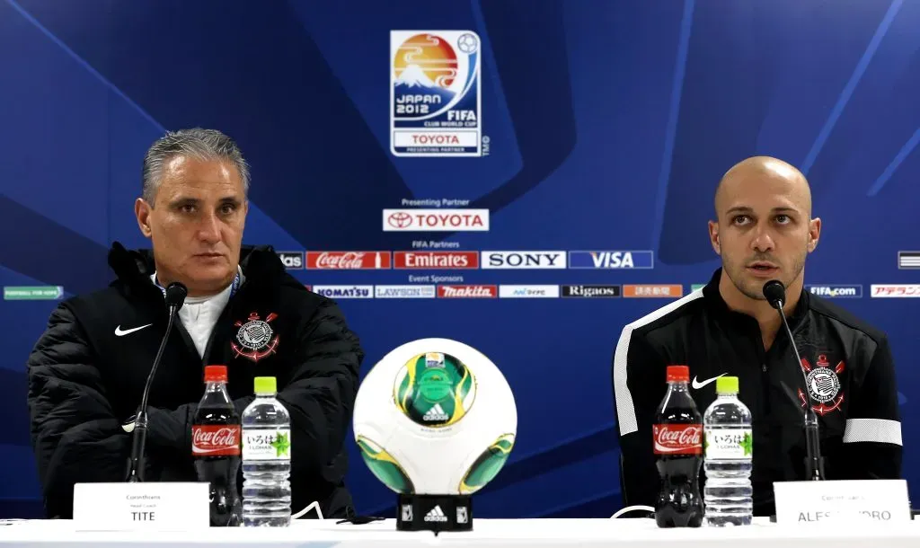 Ex-lateral ao lado de Tite (Photo by Lintao Zhang/Getty Images)