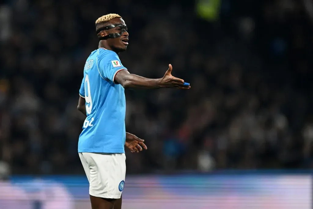 Victor Osinhem em ação pelo Napoli. (Photo by Francesco Pecoraro/Getty Images)