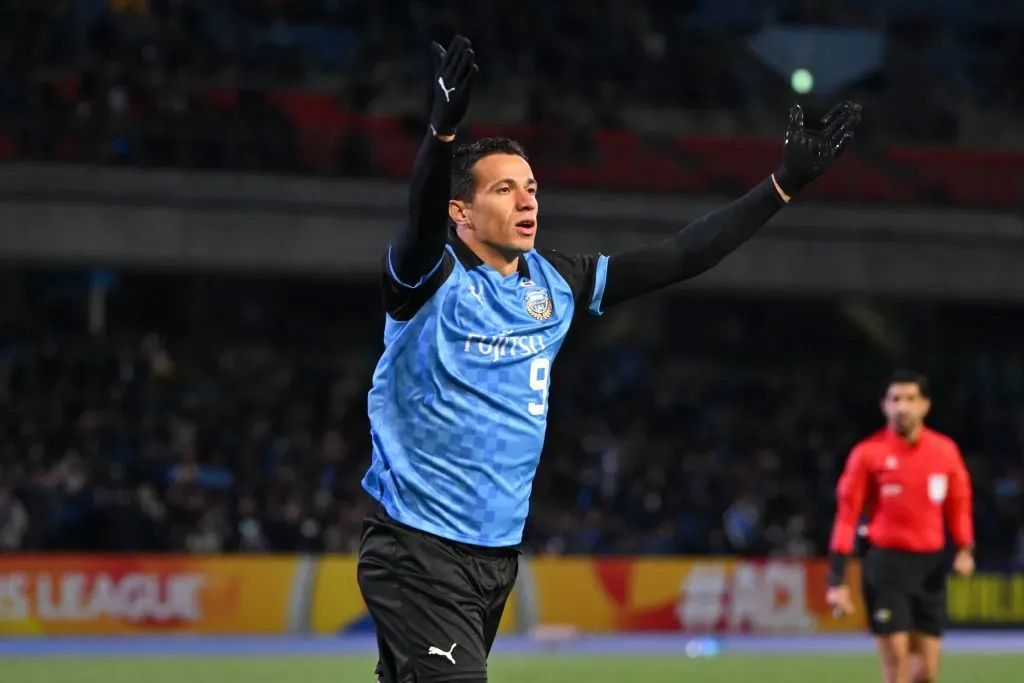 Leandro Damião celebrando gol pelo Kawasaki Frontale. (Photo by Kenta Harada/Getty Images)