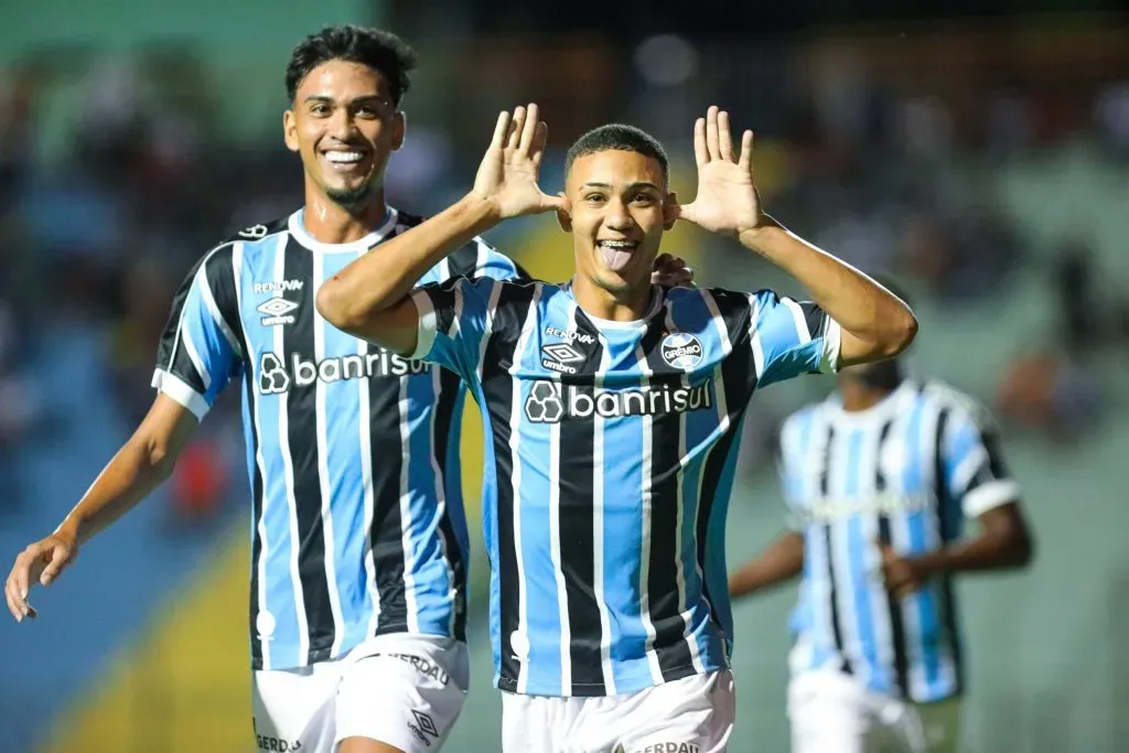 Gustavo Nunes á direita | Grêmio x Athletico-PR – Copinha – 16/1/24 | Foto: Renan Jardim / Grêmio FBPA