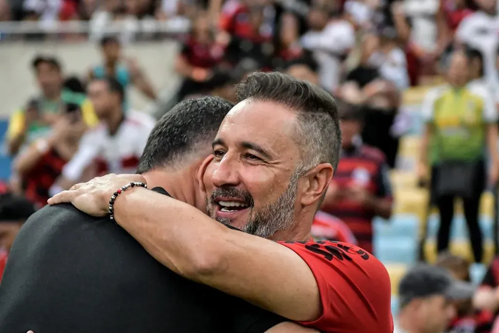Vítor Pereira abraçando Mauricio Barbieri. Foto: Thiago Ribeiro/AGIF