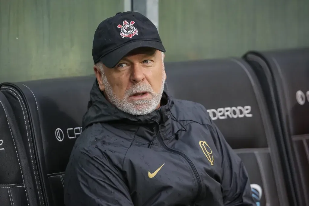 PORTO ALEGRE, BRAZIL – NOVEMBER 12: Mano Menezes head coach of Corinthians looks on during the match between Gremio and Corinthians as part of Brasileirao 2023 at Arena do Gremio Stadium on November, 2023 in Porto Alegre, Brazil. (Photo by Pedro H. Tesch/Getty Images)