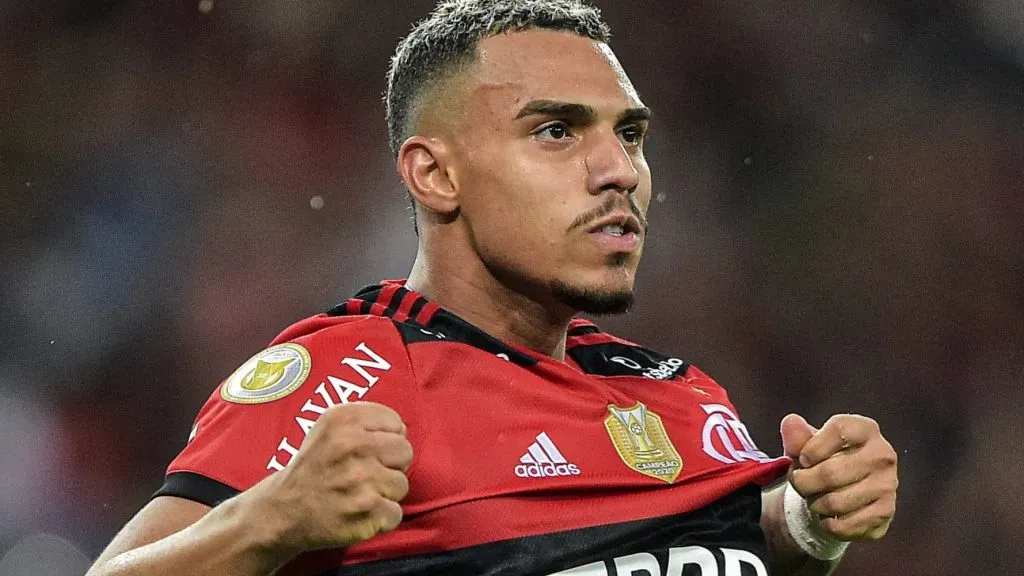 Matheuzinho, jogador do Flamengo. Foto: Thiago Ribeiro/AGIF