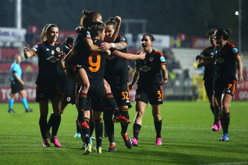 A equipe feminina da Roma em partida pela Liga dos Campeões contra o Bayern, no estádio de Tre Fontane, na capital italiana (Foto: Paolo Bruno/Getty Images)