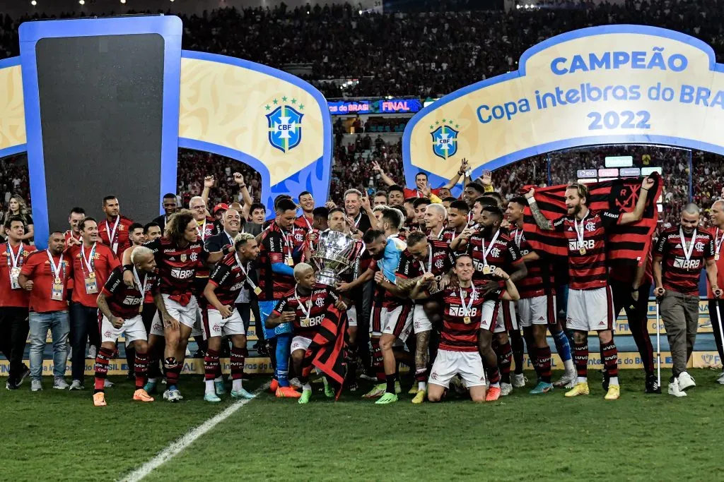 Jogadores do Flamengo comemoram titulo de campeao apos partida contra o Corinthians Foto: Thiago Ribeiro/AGIF
