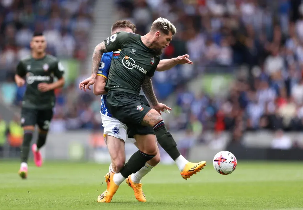 Lyanco contra o Brighton. (Photo by Richard Heathcote/Getty Images)