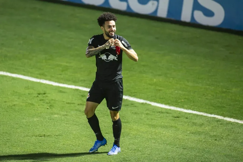 Claudinho celebrando gol pelo RB Bragantino. Foto: Diogo Reis/AGIF