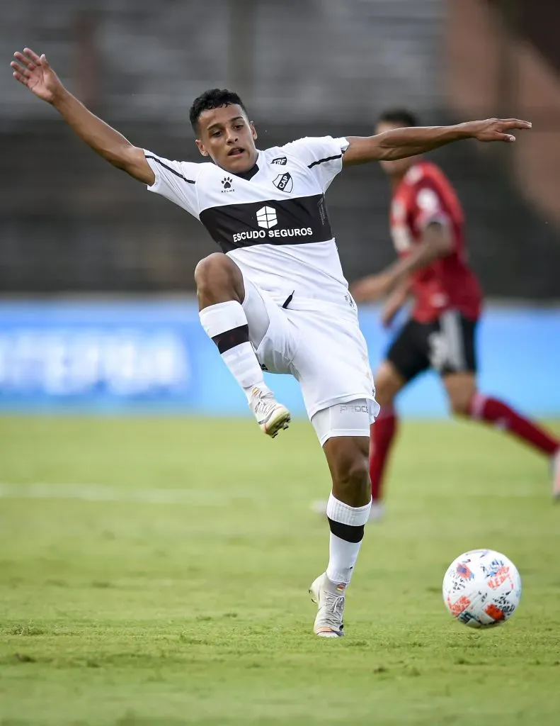 Atacante nos tempos de futebol argentino (Photo by Marcelo Endelli/Getty Images)
