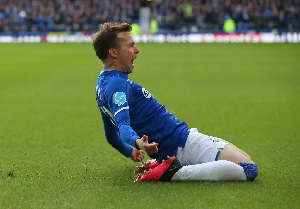 Bernard celebrando gol pelo Everton. (Photo by Alex Livesey/Getty Images)