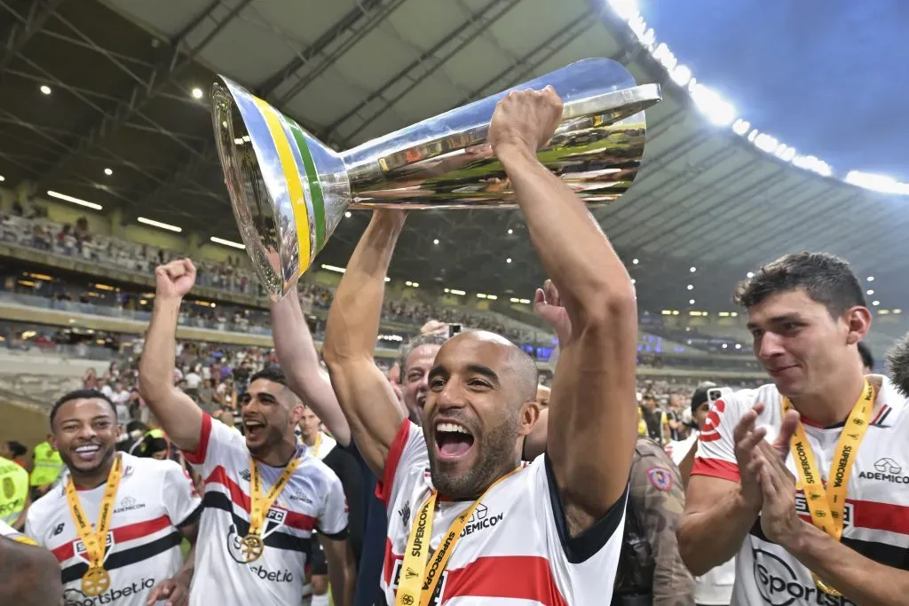 BELO HORIZONTE, BRASIL – FEVEREIRO 04: Lucas Moura, do São Paulo, comemora com o troféu de campeão após vencer a partida entre Palmeiras e São Paulo como parte da Supercopa do Brasil 2024, no Mineirão, em 4 de fevereiro de 2024, em Belo Horizonte, Brasil. (Foto: Pedro Vilela/Getty Images)