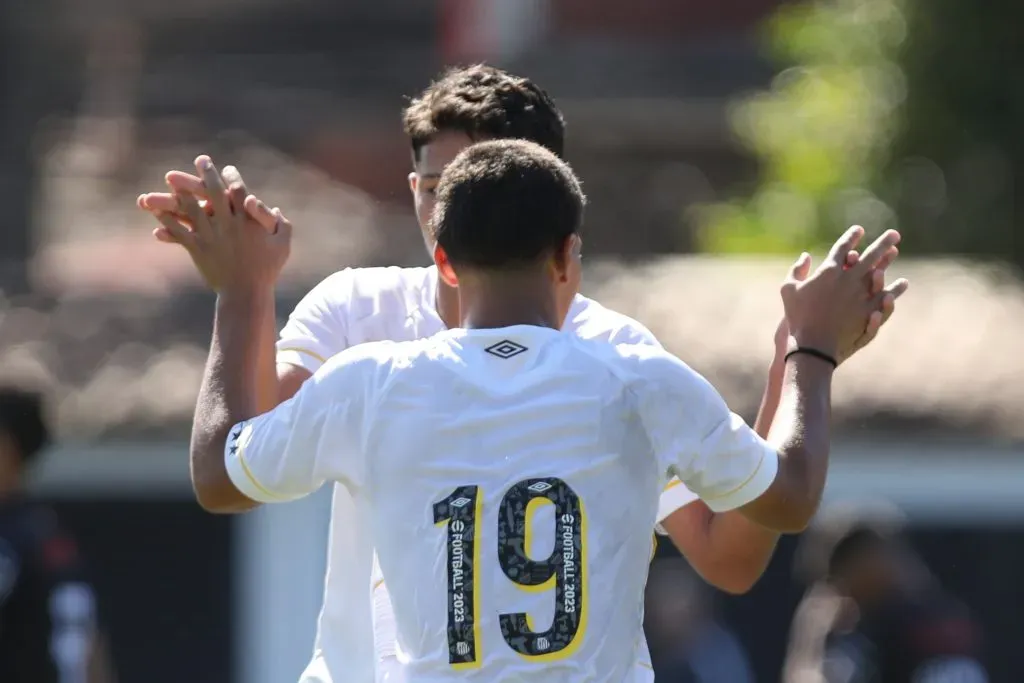 Arthur comemora gol pelo sub-17 do Santos | Foto: Pedro Ernesto Guerra Azevedo/Santos FC