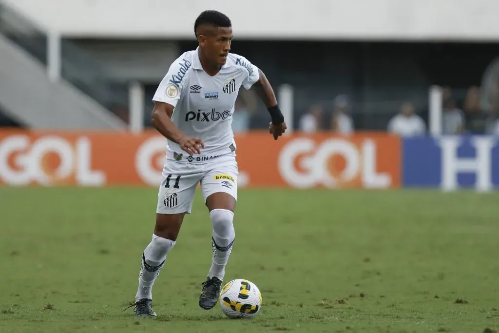 Ângelo em ação pelo Santos (Photo by Ricardo Moreira/Getty Images)