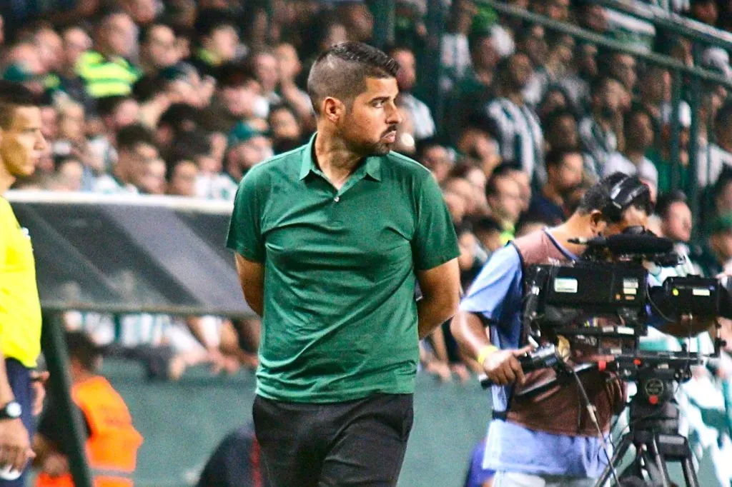 António Oliveira nos tempos de Coritiba. Foto: Gabriel Machado/AGIF