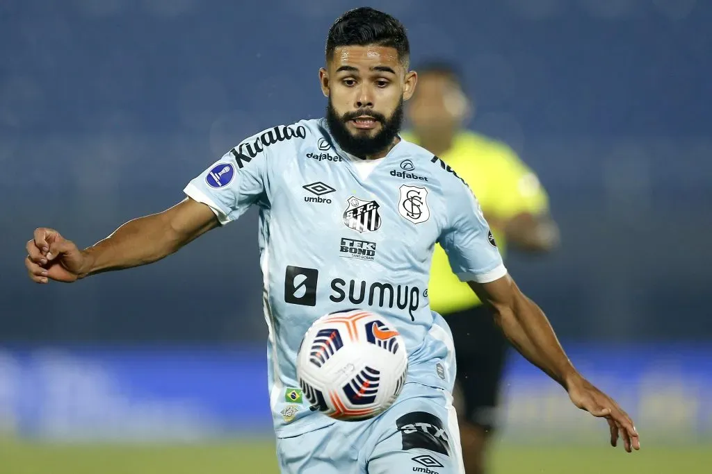 Ainda com dores, Felipe Jonatan é dúvida (Foto: Cesar Olmedo – Pool/Getty Images)